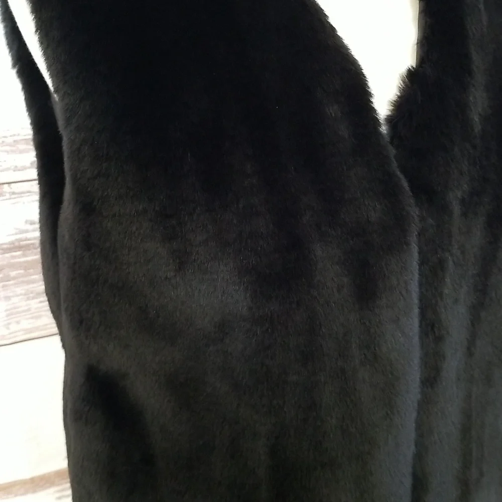 Caracilia Short Faux Fur Vest - Picture 5 of 14